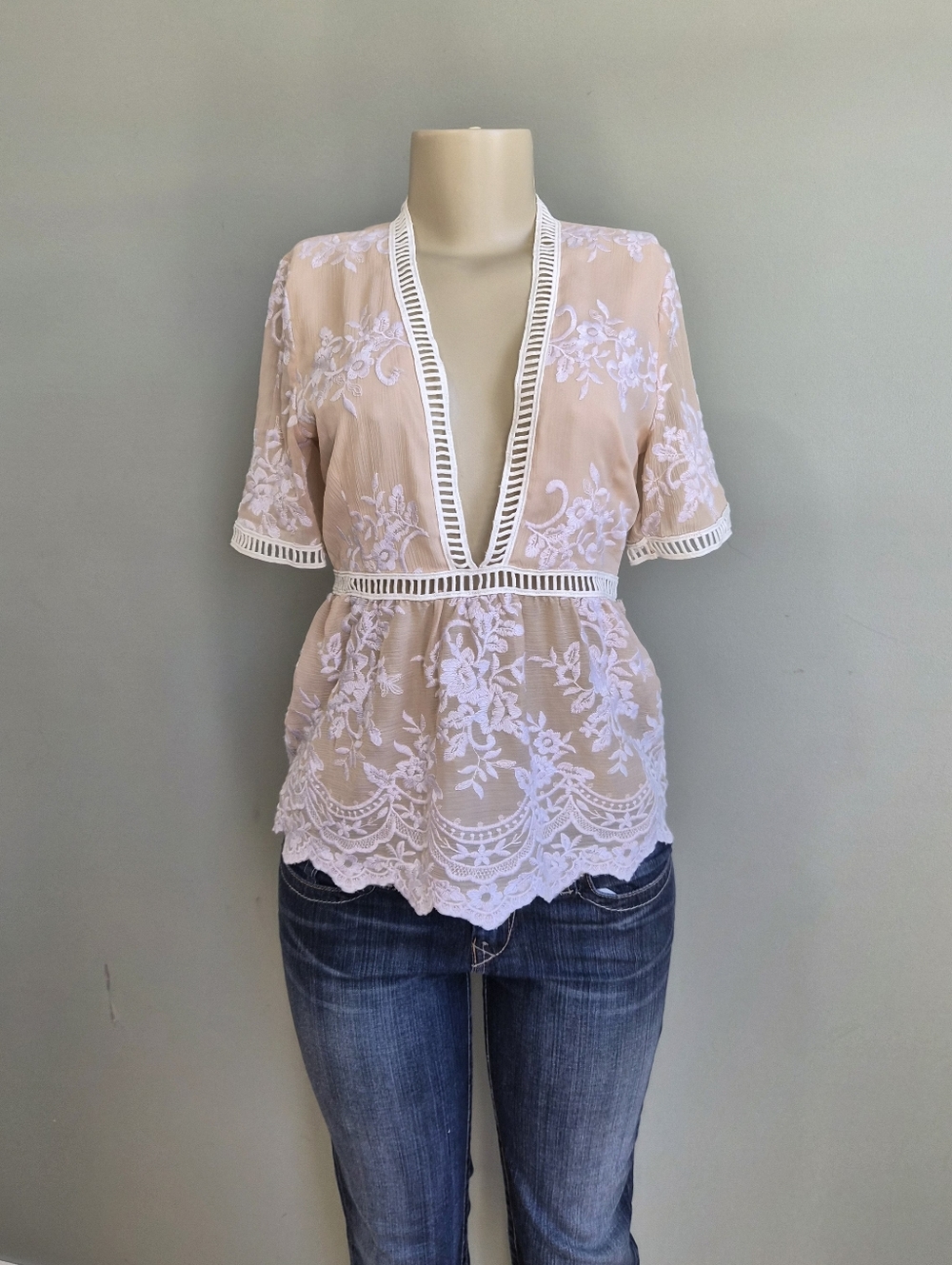 SAYLOR Embroidery Mesh V-neck Top Size : Small